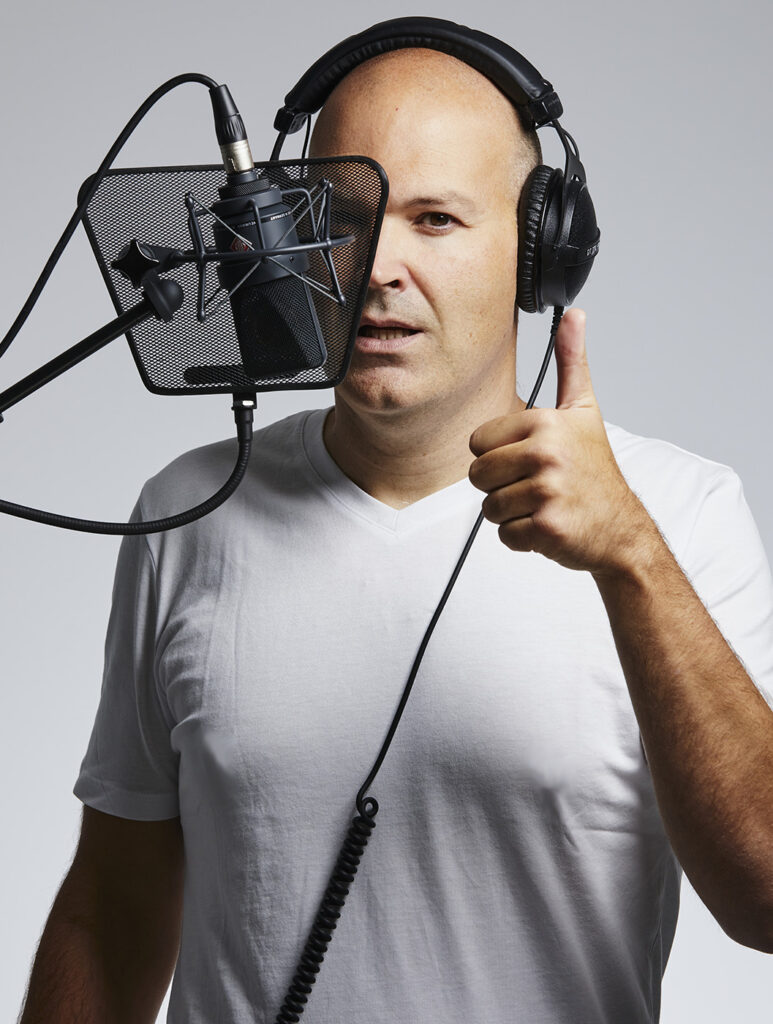 locutor euskera español online profesional castellano voiceover homestudio doblaje audiolibro publicidad personajes audioguia corporativo ficción sonora spanish castilian