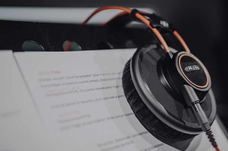cascos profesionales akg k712 sobre el atril con guión homestudio vozex locutor alex ugarte