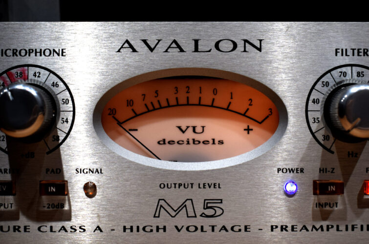 detalle del previo de la marca avalon en la mesa del homestudio del locutor profesional alex ugarte