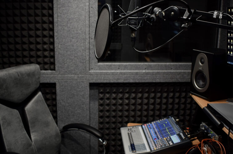 interior de la cabina demvox eco300 del homestudio del locutor online alex ugarte