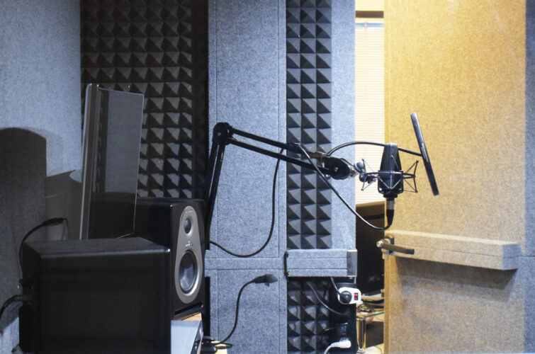 exterior de la cabina del homestudio de vozex locutor profesional alex ugarte vista desde fuera