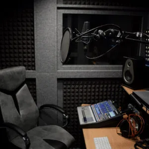 interior de la cabina demvox eco300 del homestudio del locutor online alex ugarte