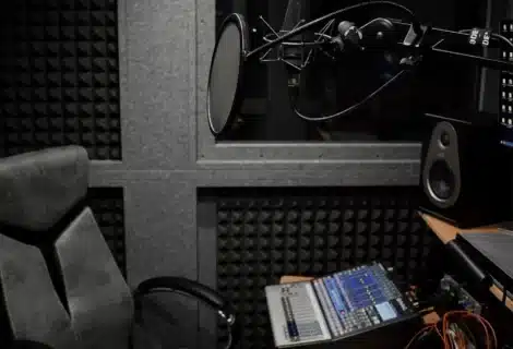 Interior del home studio profesional de Alex Ugarte con equipo de grabación inteligente