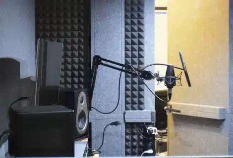 Interior de la cabina de grabación del home studio del locutor online Alex Ugarte