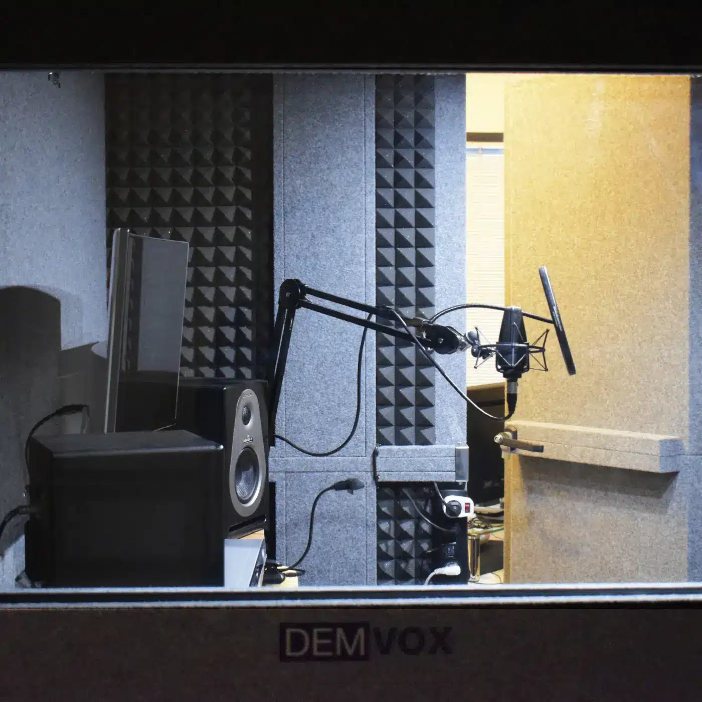 Interior de la cabina de grabación del home studio del locutor online Alex Ugarte