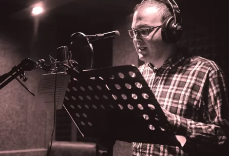 Alex Ugarte narrando y grabando un audiolibro en su home studio profesional