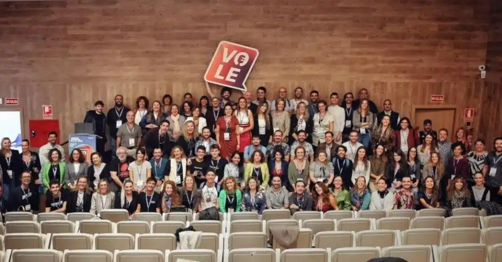 el locutor y actor de doblaje alex ugarte participando en el congreso internacional de la voz volé 2022