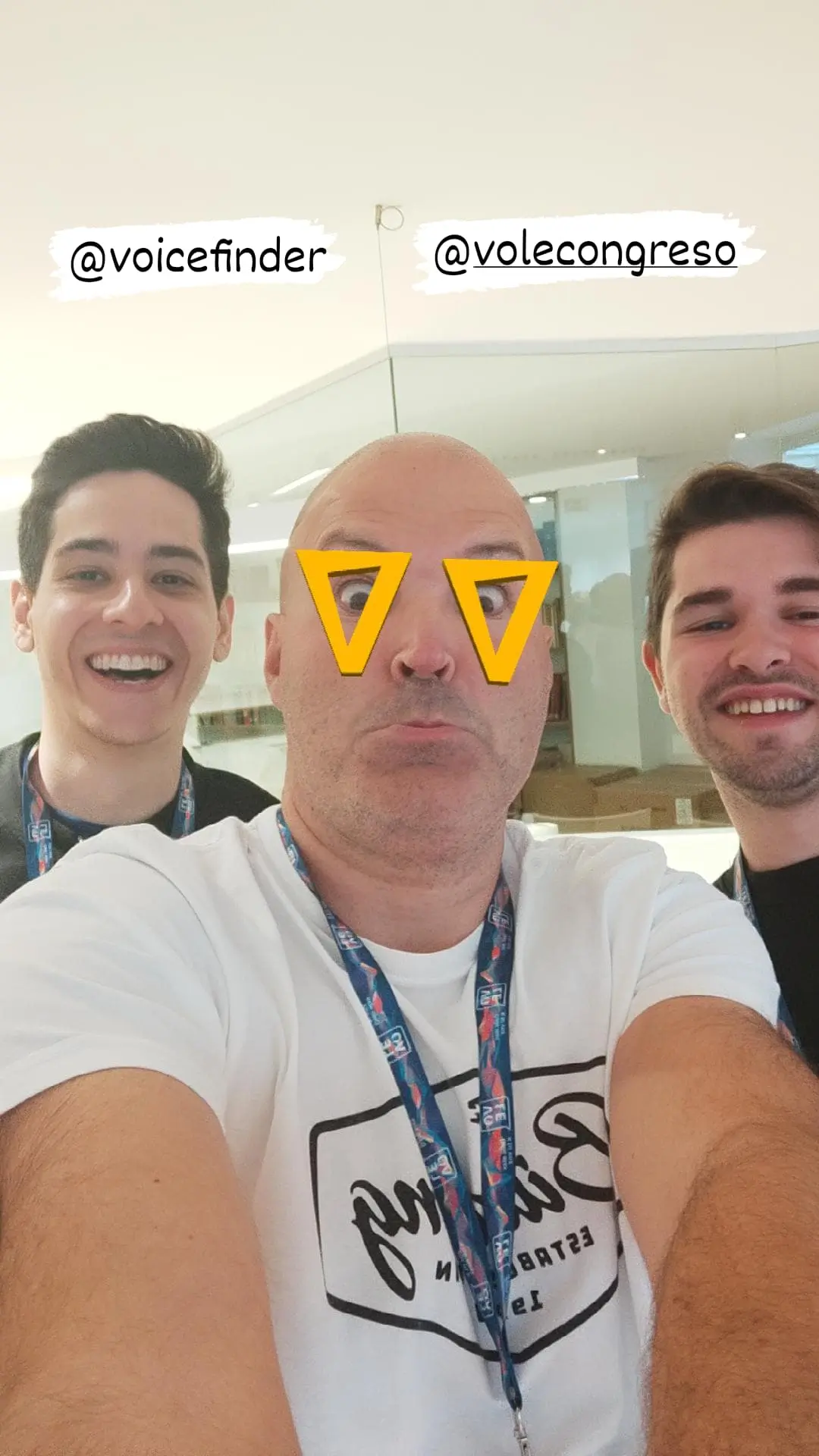 Alex Ugarte con el equipo de Voicefinder, banco de voces online made in Zaragoza