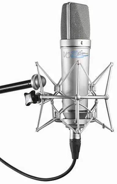 micrófono de condensador en home estudio del locutor profesional y actor de doblaje Alex Ugarte