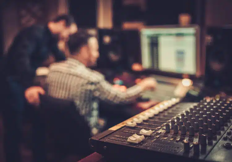 locutor euskera español online profesional castellano voiceover homestudio doblaje audiolibro publicidad personajes audioguia corporativo ficción sonora spanish castilian