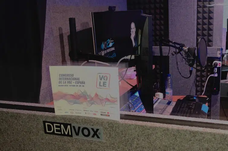 exterior de la cabina demvox eco300 del homestudio de vozex locutor profesional alex ugarte vista desde fuera con cartel del congreso internacional de la voz volé