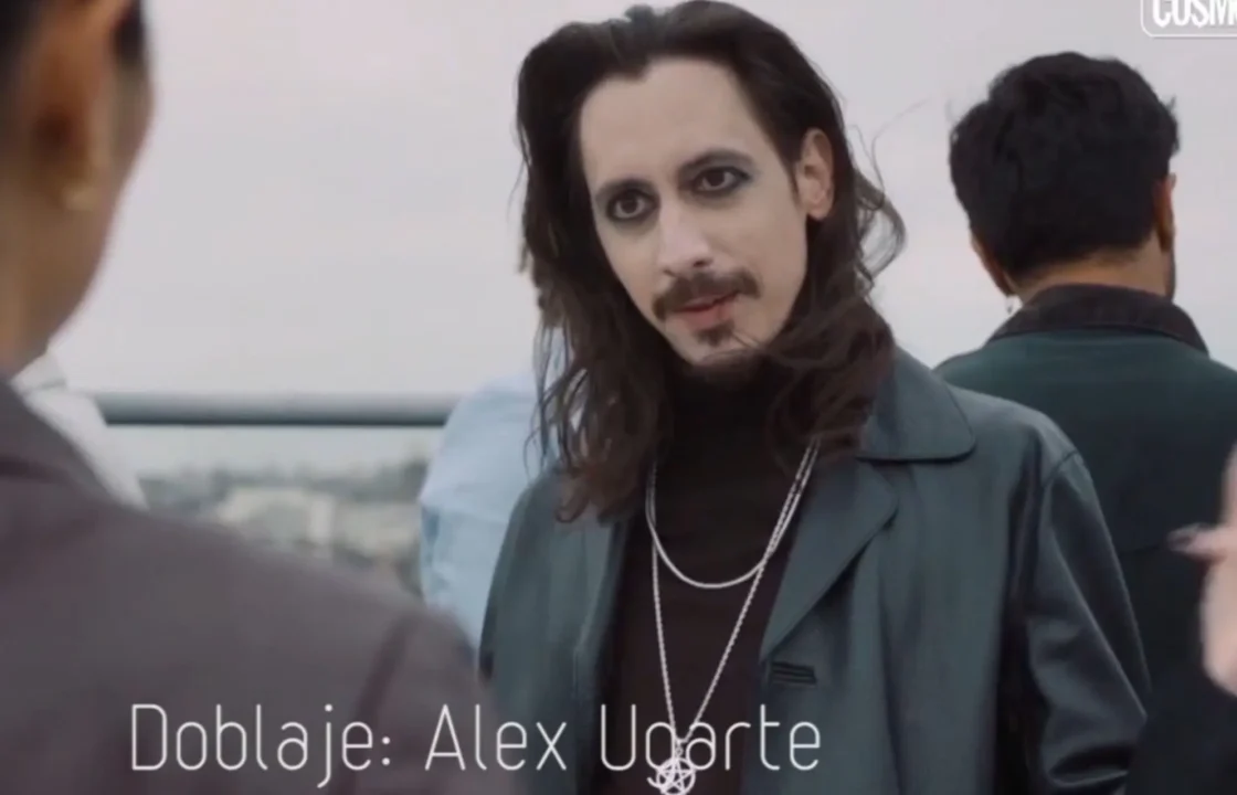 Alex Ugarte actor de doblaje en la serie Van der Valk del canal Cosmo
