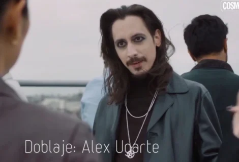 Alex Ugarte actor de doblaje en la serie Van der Valk del canal Cosmo
