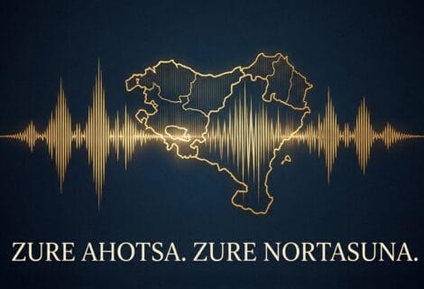 Una imagen conceptual sobre un fondo azul oscuro profundo. En el centro, una onda de sonido gráfica compleja, rendered en oro vibrante, se superpone y se fusiona sutilmente con el contorno geográfico del País Vasco (Euskal Herria) y Navarra, representando la identidad sonora vasca. Debajo, en tipografía dorada, se lee el texto en euskera: "ZURE AHOTSA. ZURE NORTASUNA." (Tu voz. Tu identidad.).